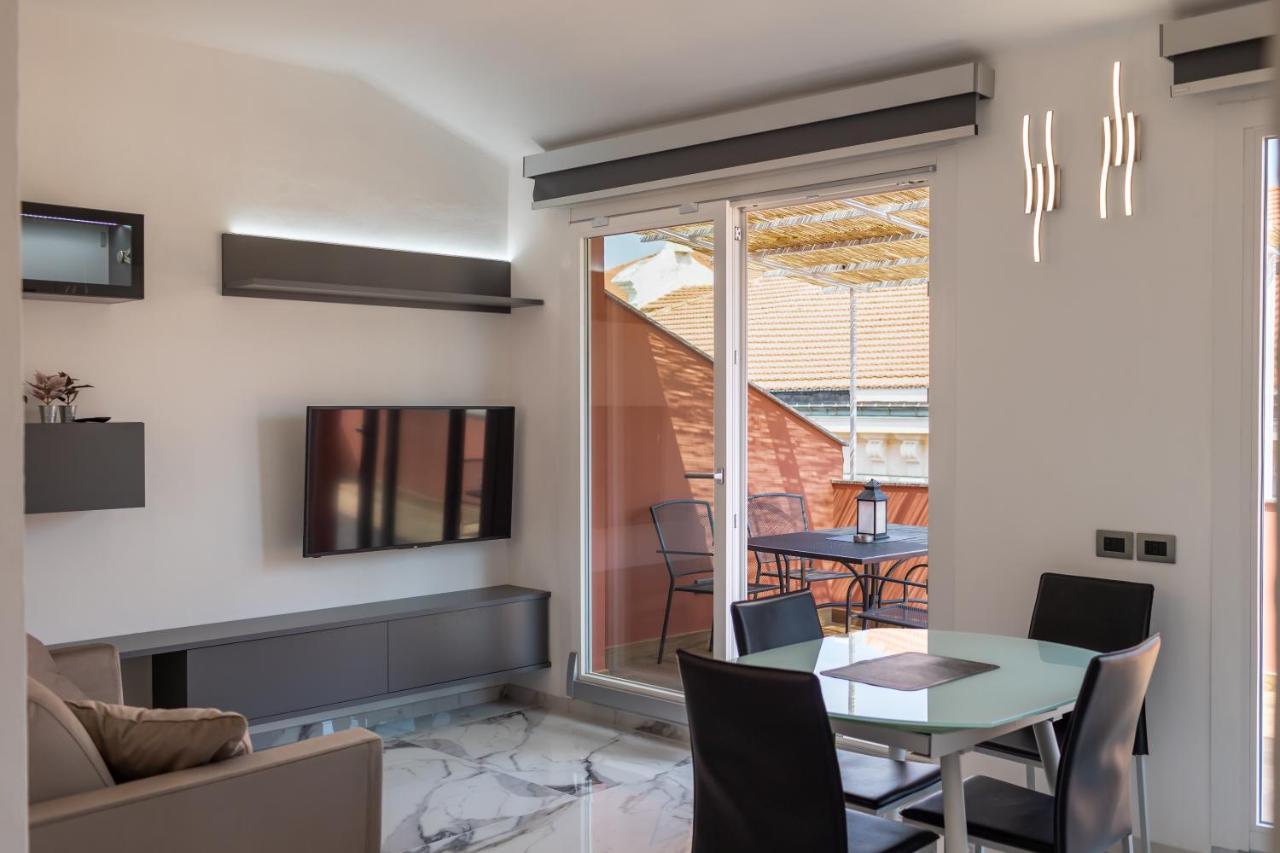 Casa Vacanza " La Rosa " Imperia Liguria Exteriör bild